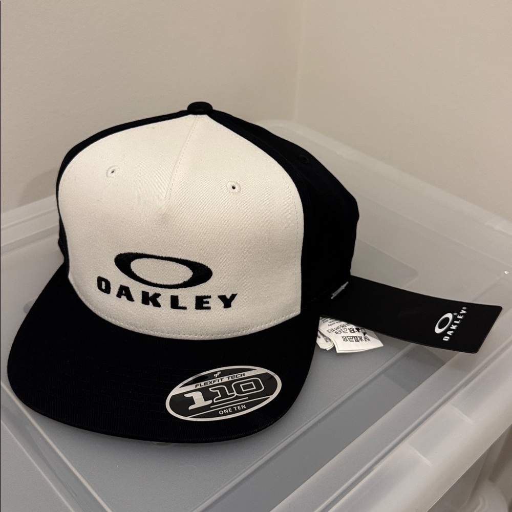 NWT Oakley SnapBack Cap